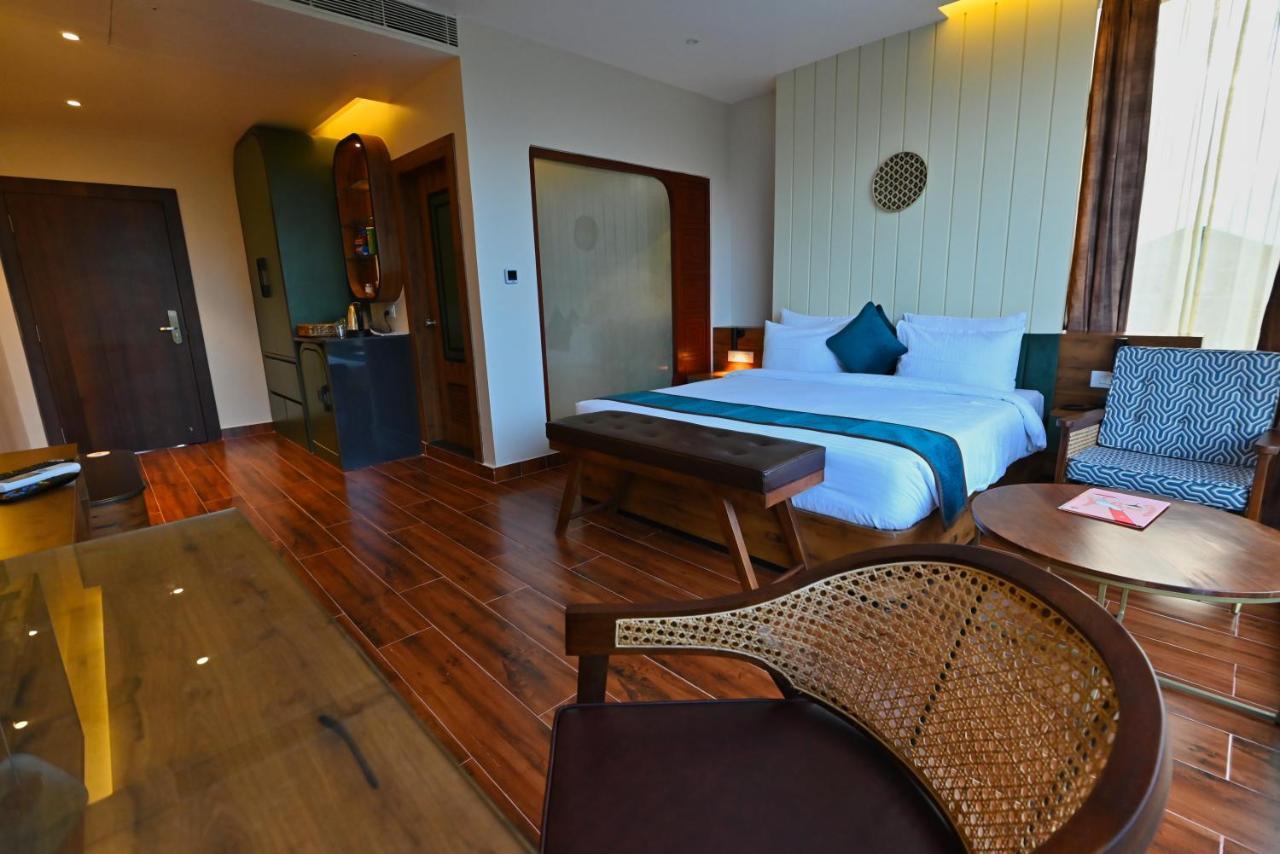 The Convoy Hotel Dibrugarh Buitenkant foto